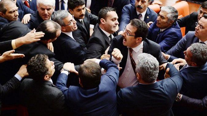 Erdoğan&#039;a hakaret Meclis&#039;i karıştırdı