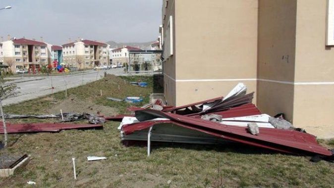 Erzincan&#039;da rüzgar çatıları uçurdu