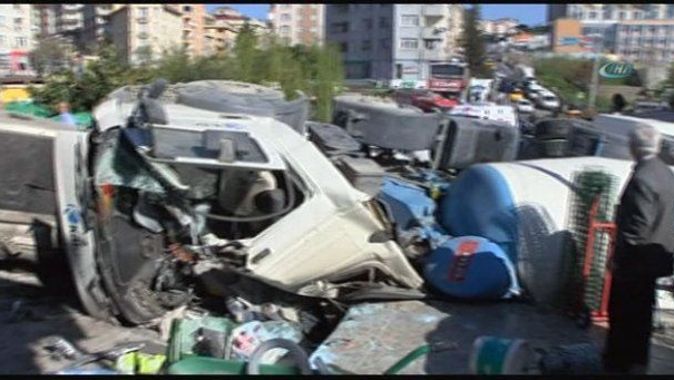 İstanbul&#039;da zincirleme kaza, 2 ölü var