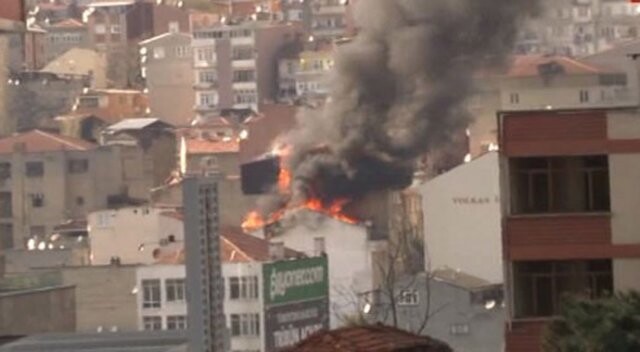 İstanbul&#039;un göbeğinde korkutan yangın!
