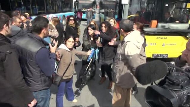 Kadıköy&#039;de kadınlardan oturma eylemi