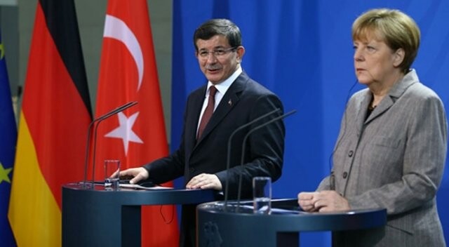Merkel Davutoğlu&#039;nun davetini kabul etti