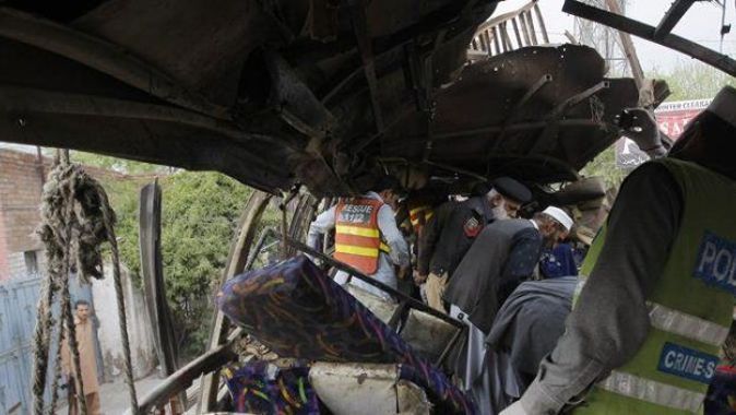 Pakistan&#039;da bombalı saldırı: 15 ölü, 25 yaralı