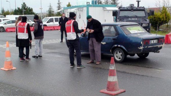 Polis, İstanbul&#039;a giren araçları didik didik aradı