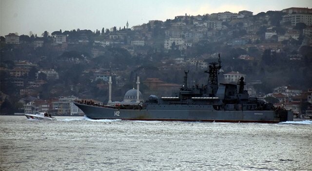 Rus savaş gemisi İstanbul Boğazı&#039;ndan geçti