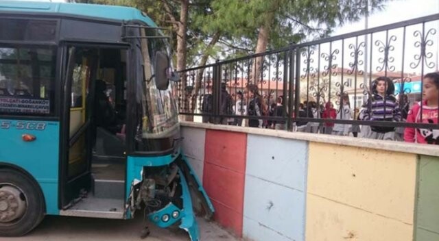 Şoförü olmayan halk otobüsü okul duvarına çarptı