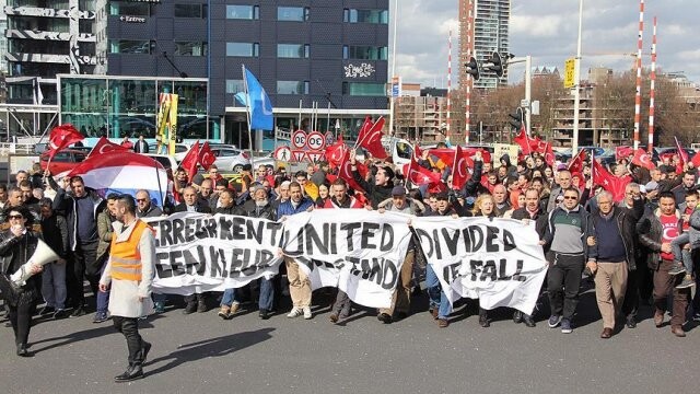 Terör saldırıları Hollanda&#039;da protesto edildi