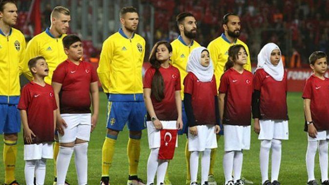 Türkiye - İsveç Maçında takımları sahaya Suriyeli mültecilerin çocukları çıkardı