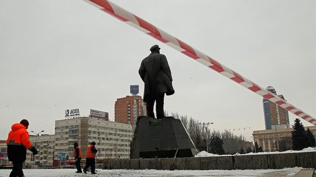 Ukrayna’nın en büyük Lenin heykeli sokuldu
