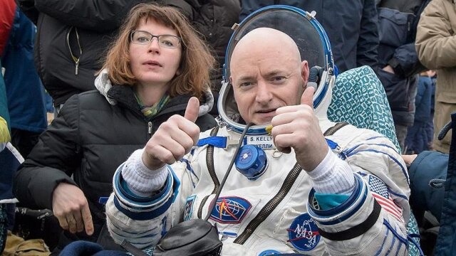 Uzayda bir yıl geçiren Kelly ve Kornienko Dünya&#039;ya döndü