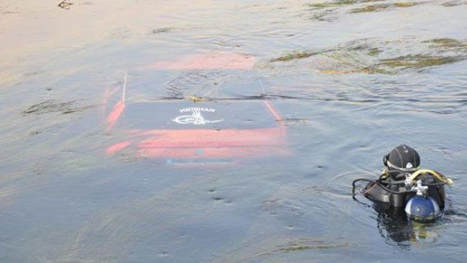 Virajı alamayan otomobil Ceyhan Nehri’ne gömüldü