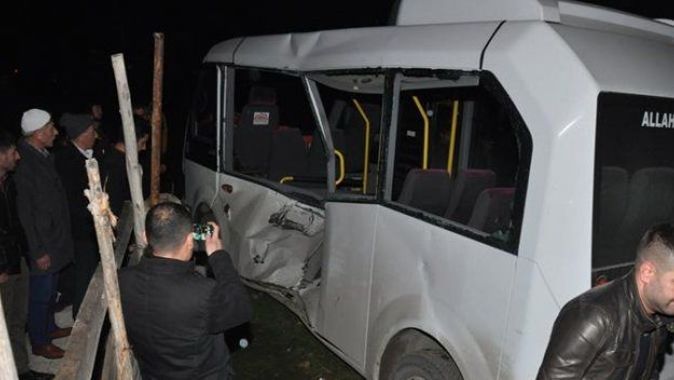 Yük treni minibüse çarptı: 1 ölü, 3 yaralI