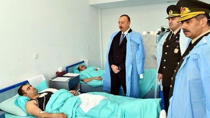 Aliyev yaralı askerleri ziyaret etti