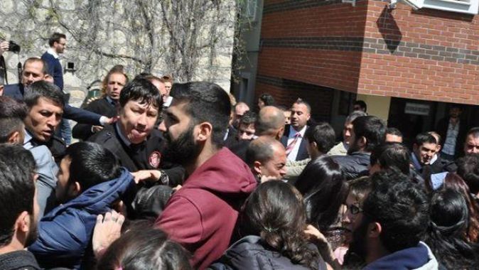 Anadolu Üniversitesi savaş alanına döndü, yaralılar var