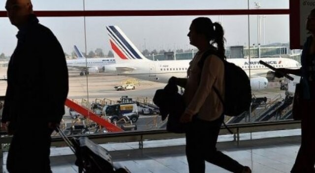 Arapça konuşan Müslüman öğrenci uçaktan indirildi