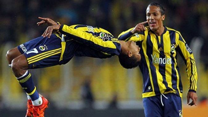 Avni Aker&#039;de alkışlar Fenerbahçeli oyunculara!
