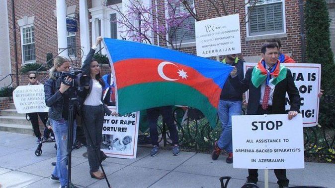 Azerbaycanlılar Washington&#039;da Ermenistan&#039;ı protesto etti