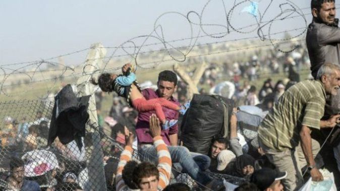 Binlerce Suriyeli Türkiye sınırına geliyor
