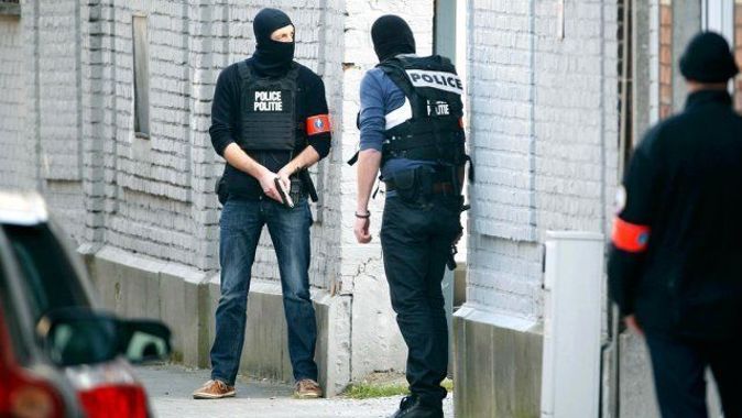 Brüksel’de bir apartmana polis baskını