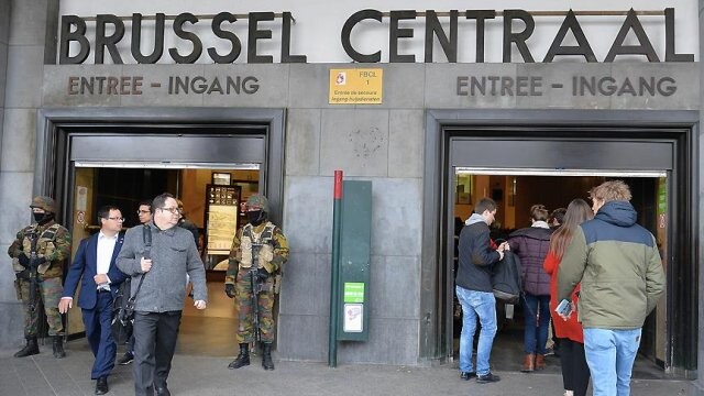 Brüksel’de düzenlenen terör saldırılarına hedef olan Maelbeek istasyonu açıldı