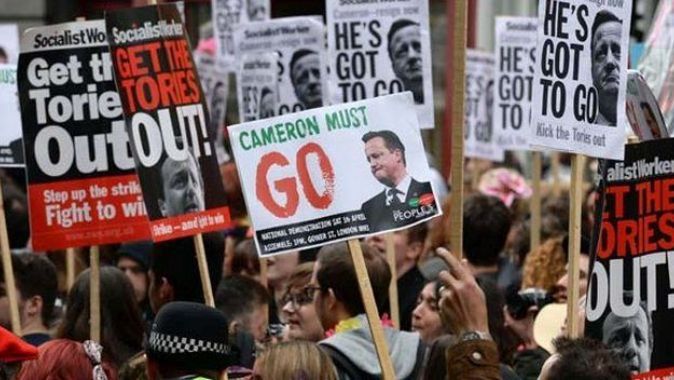 Cameron&#039;ın istifasını isteyen protestocular Başbakanlığı kuşattı