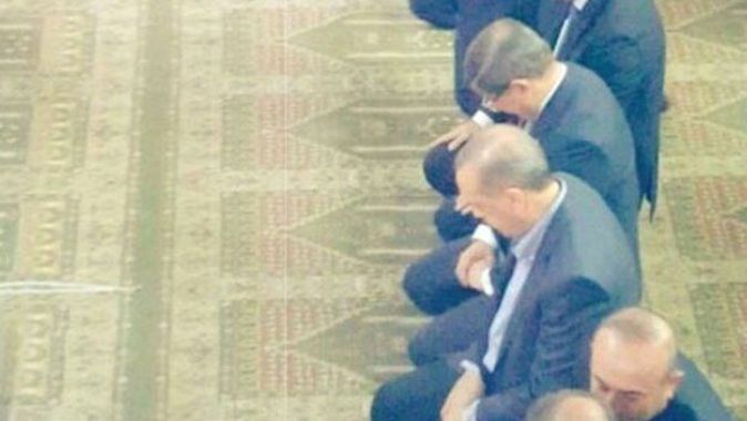Erdoğan ve Davutoğlu Cuma için birlikte saf tuttu