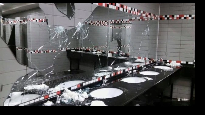 Fenerbahçe taraftarları koltuk ve tuvaletlere zarar verdi