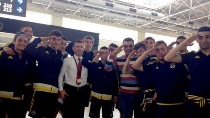 Fenerbahçe U17 futbolcularından askere büyük jest