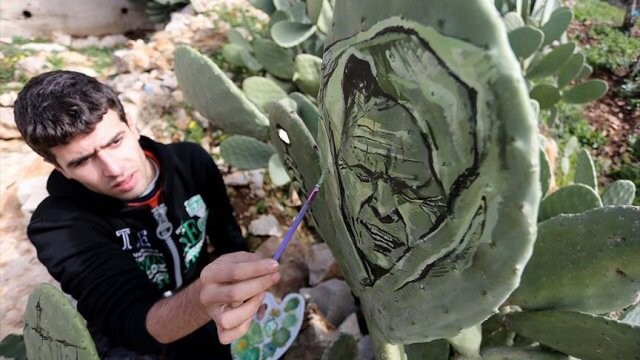 Filistin halkının sabrını kaktüslere çizdi