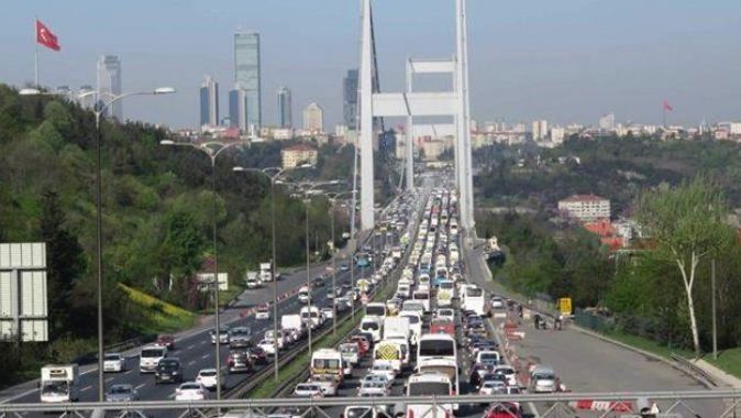 FSM&#039;deki intihar girişimi trafiği felç etti, İstanbul trafiğinde son durum