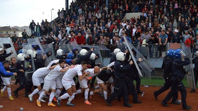 Futbolcular sahayı polis koruması altında terk etti