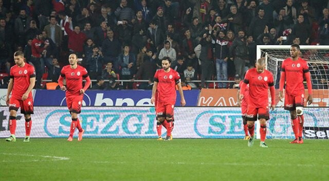Galatasaray&#039;da futbolculardan yönetime rest