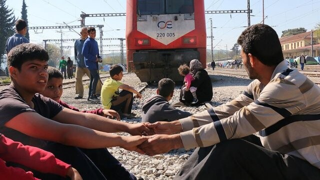 İdomeni&#039;de sığınmacılar demiryolunu kapattı
