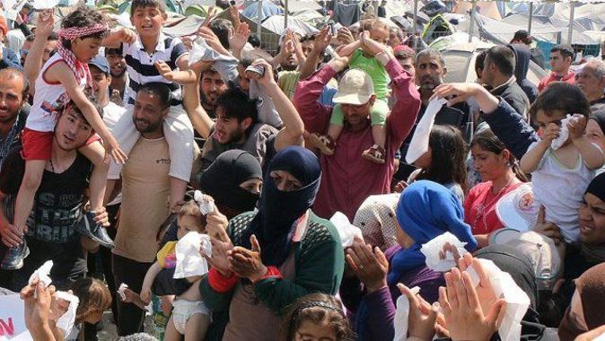 İdomeni&#039;de sığınmacılardan Esed rejimi protestosu