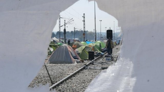 İdomeni&#039;deki sığınmacılar demiryolu kapatma eylemini sürdürdü