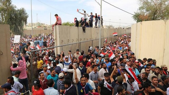 Irak&#039;ta Şii lider Sadr yanlısı göstericiler parlamento binasına girdi