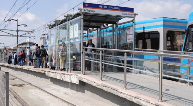 İstanbul&#039;da bir kadın tramvayın altında sürüklendi