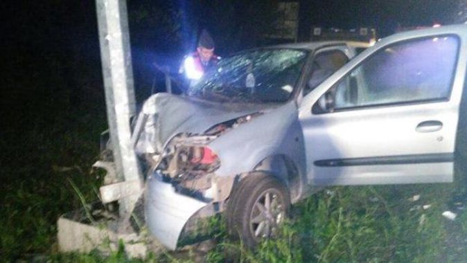 Karabük&#039;te otomobil aydınlatma direğine çarptı: 2 ölü, 4 yaralı