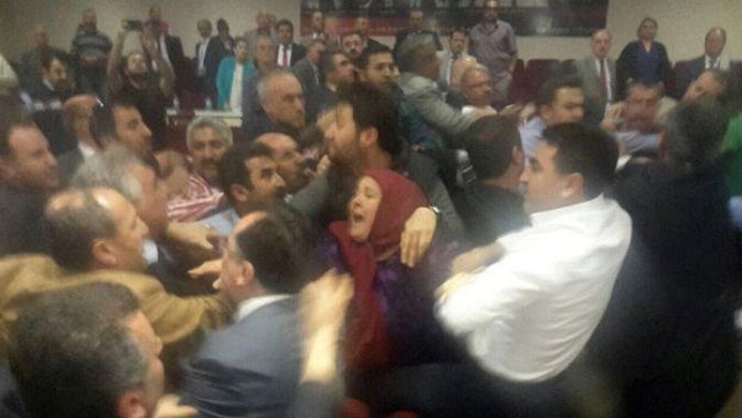 Kılıçdaroğlu&#039;nun skandal sözleri, Çiğli Belediye Meclisi&#039;nde kavga çıkardı