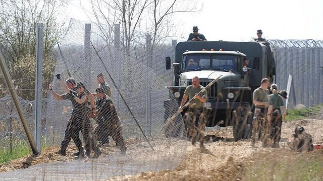 Macaristan, Sırbistan sınırındaki jiletli tel örgüleri güçlendiriyor