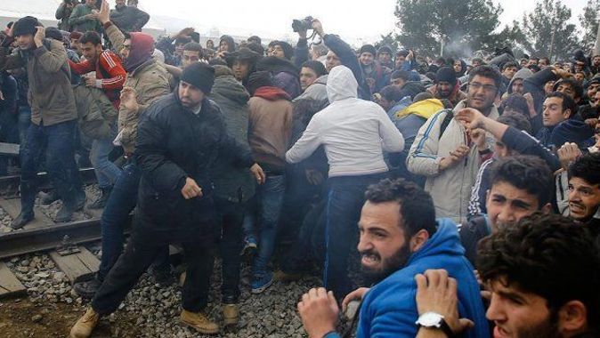 Midilli&#039;de göçmenler ve polis arasında çatışma çıktı