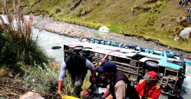 Otobüs nehre uçtu: 23 ölü