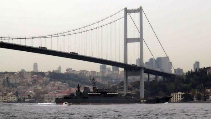 Rus donanmasına ait gemi İstanbul Boğazı&#039;ndan geçti