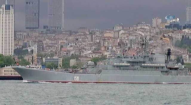 Rus savaş gemisi Boğaz’dan bu kez sorunsuz geçti