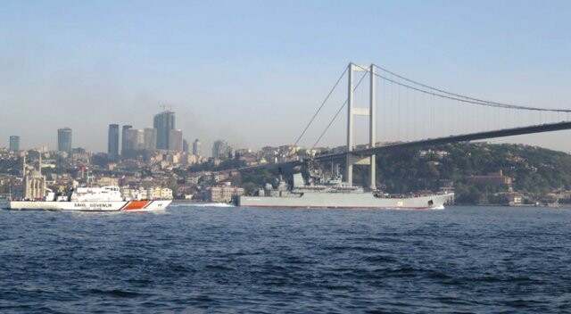 Rus savaş gemisi İstanbul Boğazı&#039;ndan geçti
