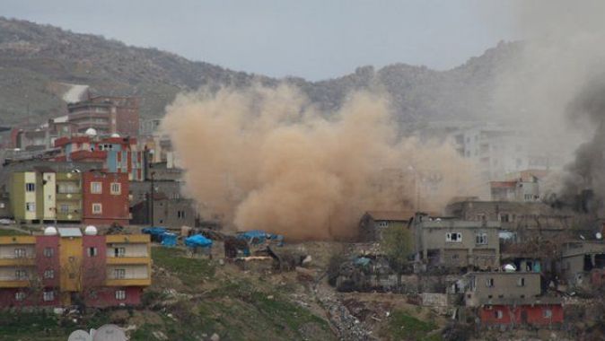 Şırnak&#039;ta PKK&#039;nın keskin nişancılarının bulunduğu bina ateşe verildi