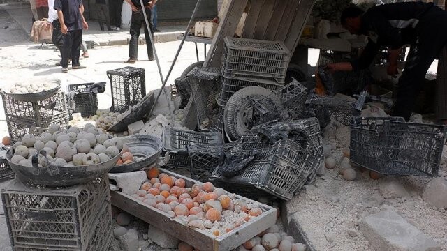 Katil Esad güçleri Halep&#039;te pazar yerine saldırdı: 10 ölü