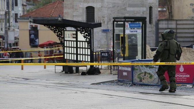 Taksim&#039;de şüpheli çanta fünyeyle patlatıldı