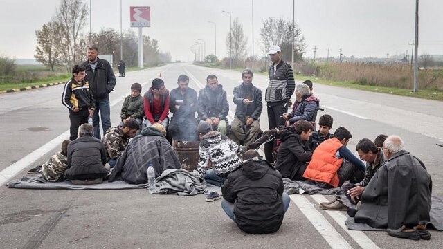 Yunanistan&#039;da sığınmacılar otoyolu ulaşıma kapattı