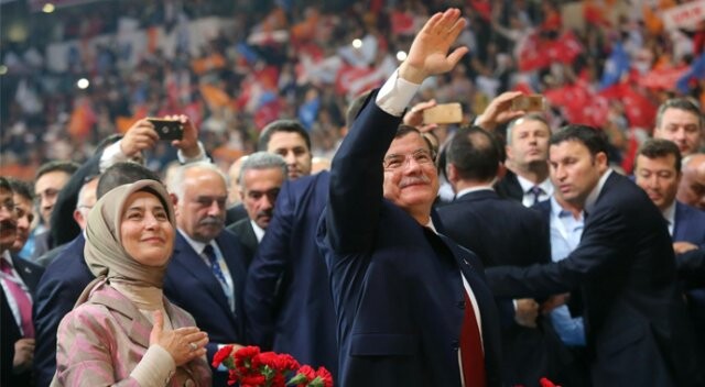 AK Parti kongresinde Davutoğlu&#039;na sevgi seli